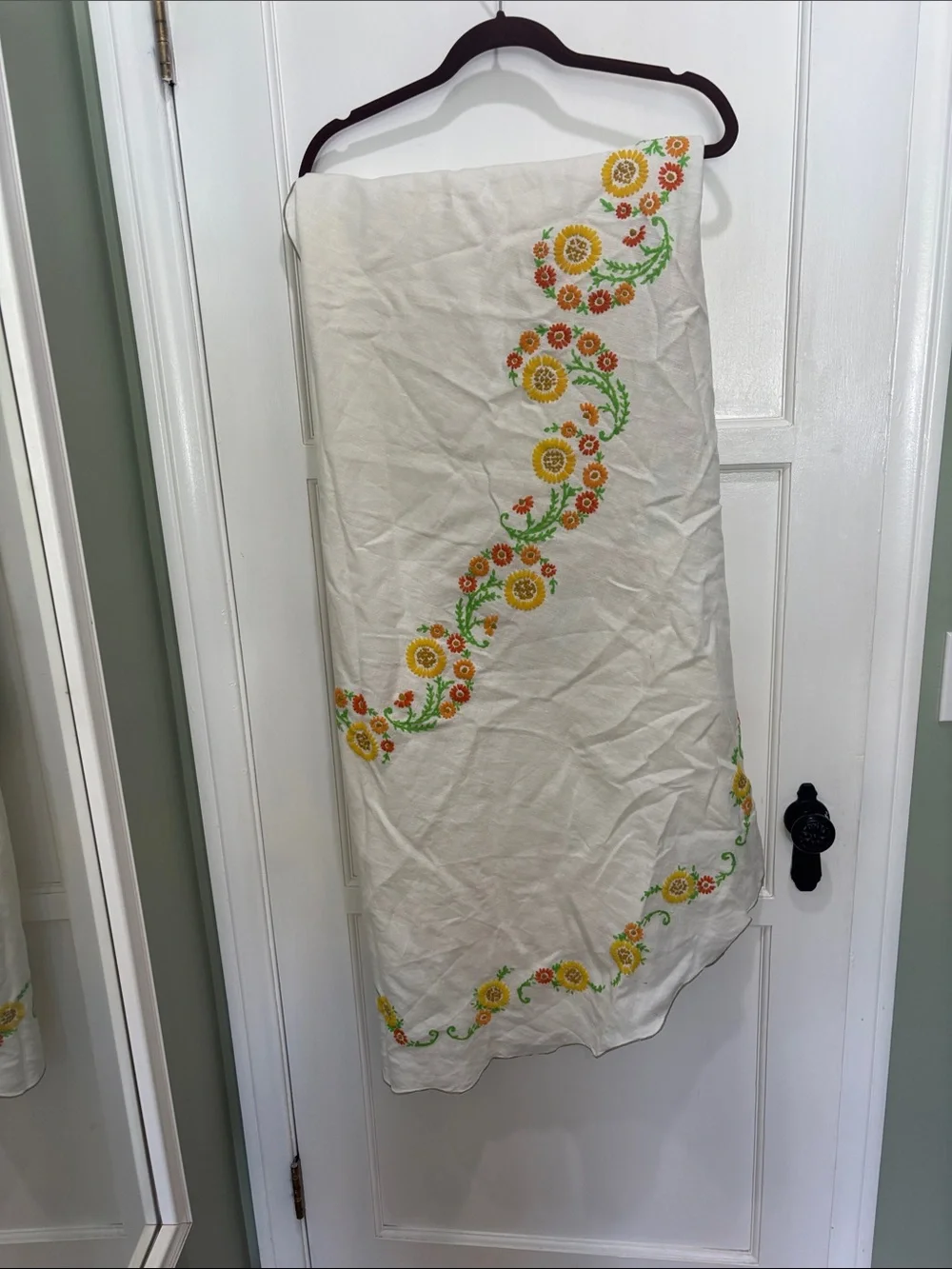 Vintage floral embroidery oval tablecloth